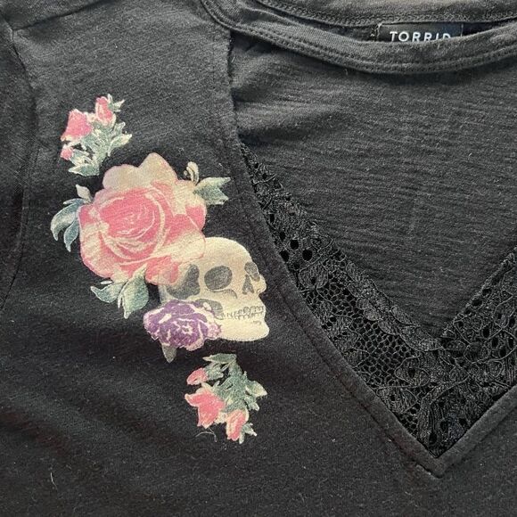 Torrid skull roses choker collar tshirt size 0 L 12 - Picture 1 of 6
